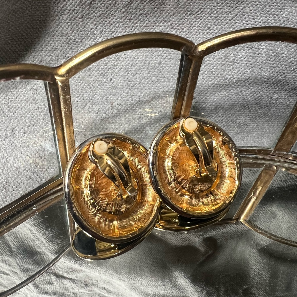 Vintage gold tone faux pearl black enamel clip on earrings - Picture 4 of 6